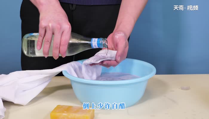 黑色墨水染在衣服上怎样去除 如何处理黑色墨水弄脏的衣服