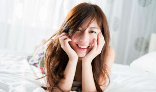 怎样是爱一个女人的表现（一个女人爱一个女人的表现）