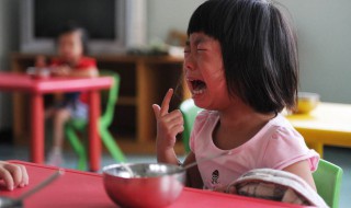 孩子第一次上幼儿园会哭怎么安慰 孩子第一次上幼儿园会哭怎么安慰他