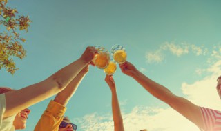 3秒吹啤酒的技巧怎么练（3秒吹爆啤酒的技巧）