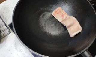 如何清洗铁锅（如何清洗铁锅外的污垢）