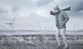 衣服被雨淋了要重新洗吗（衣服被雨淋了要重新洗吗英语）