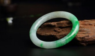 女人戴翡翠好还是玉好（女人戴翡翠好还是玉好天涯）