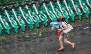 台风窗户关紧还是留缝（台风天气门窗适合关紧还是露缝）