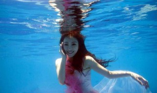 为什么有些人水里不能睁开眼睛（为什么有些人水里不能睁开眼睛看）