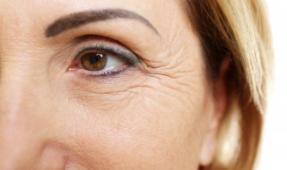 治鱼尾纹的方法（治鱼尾纹的方法视频）