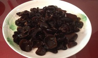 泡干黑木耳的方法 干的黑木耳用什么水泡