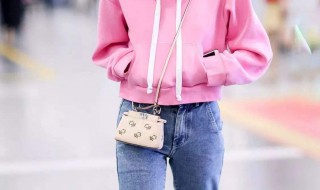 卫衣配什么裤子好看女（卫衣配什么裤子好看女图片）