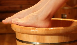木桶泡脚的好处（木桶泡脚的好处与功效）