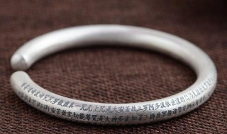 银手镯带手上手变黑怎么回事 银手镯带手上手变黑怎么回事儿