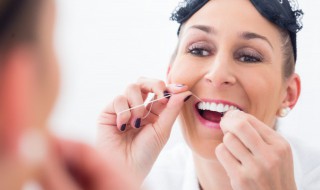 牙线怎么使用（牙线棒怎么用）