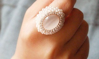 食指戴戒指是什么意思（戴戒指五个手指的含义）