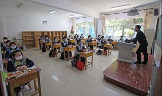 照身份证穿什么颜色的衣服（照身份证穿什么颜色的衣服好看）