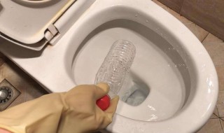 马桶堵了怎样疏通（卫生间的马桶堵了怎样疏通）