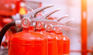 使用灭火器灭火的最佳位置是哪（使用灭火器灭火最佳的位置是什么）