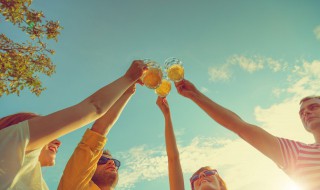 女生最简单的开啤酒小窍门（女生最简单的开啤酒小窍门用手）