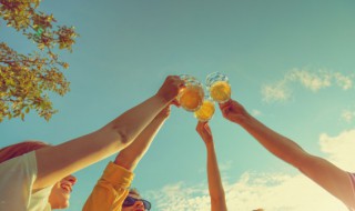 如何让啤酒快速变凉 怎样让冰啤酒快速变温