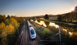 高铁铁轨如何解决热胀冷缩（高铁的铁轨如何解决热胀冷缩）