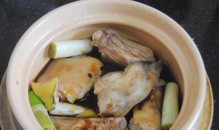 如何清洗砂锅糊底（砂锅烧糊的锅底怎么清洗）