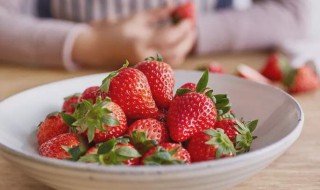 洗草莓的正确方法加盐（洗草莓的正确方法加盐还是糖）