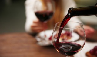 如何清洗红酒渍 如何去除红酒渍?