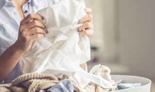 如何清洗白衬衫（洗白衬衣用什么洗最干净）