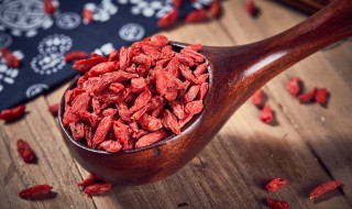 枸杞变黑发粘还能吃吗 枸杞干放三年四年会过期吗