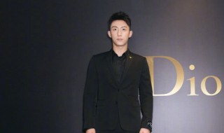 黑色衬衣泛白怎么处理（黑色衬衣泛白怎么处理干净）