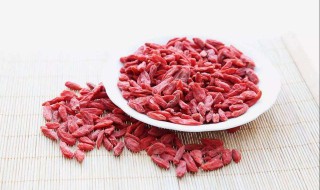 枸杞有点潮了怎么处理（枸杞有点潮了怎么处理干净）