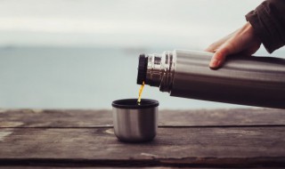 如何清洗不锈钢保温杯（如何清洗不锈钢保温杯茶垢和异味）