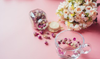 玫瑰花和什么一起泡水喝好（玫瑰花和菊花可以一起泡水喝吗）
