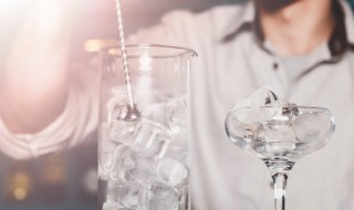 快速冻水方法（如何快速冷冻一瓶水）