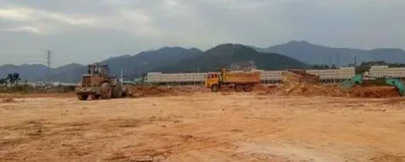 平整场地是指 平整场地是指建筑场地厚度在多少毫米以内的挖填运找平