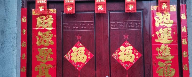 门上贴对联的胶怎么处理干净（门上贴春联的胶怎么去除）