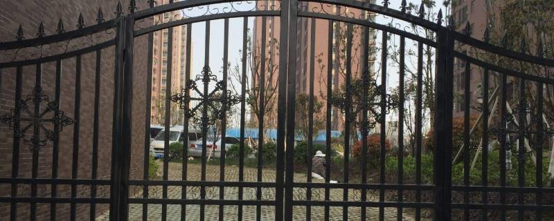 铁大门上的油漆怎么清除 铁大门怎么除锈喷漆