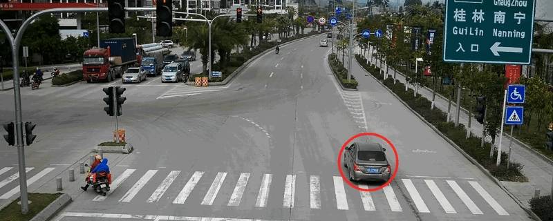 y型路口2个红绿灯看哪个（y型交叉路口红绿灯）