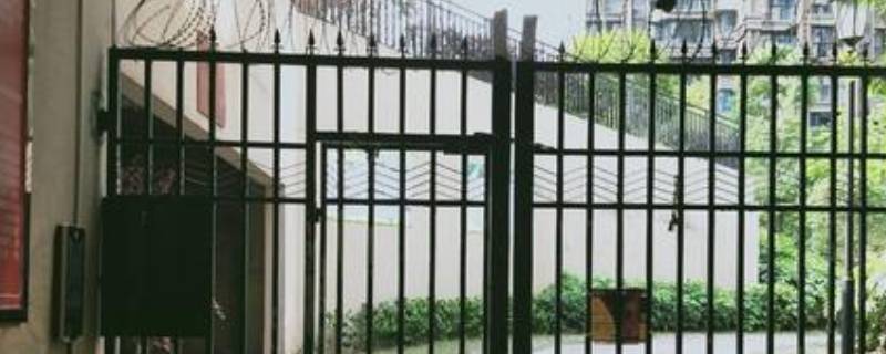 铁门上的双面胶怎么去除（铁门上的双面胶怎么去除视频）