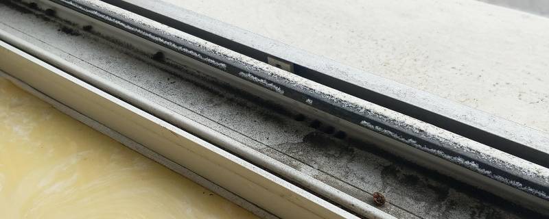 窗缝里的灰尘怎么去除（吸窗户缝隙中的灰尘的吸尘器）