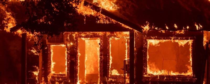 当遇到火灾时要迅速向什么逃生（但遇到火灾时要迅速向什么逃生）