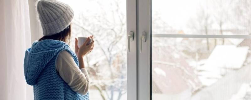 冬天窗户周围发霉是什么原因 冬天窗户上面发霉