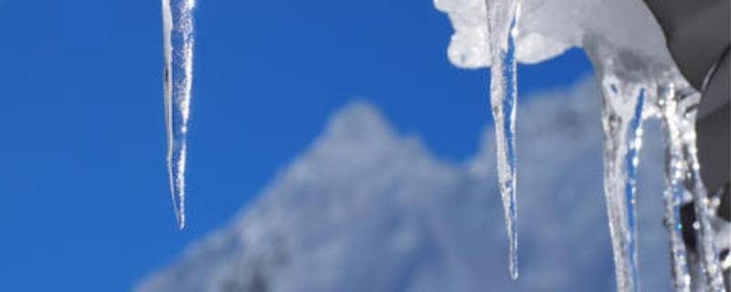冬天屋檐下的冰柱叫什么（冬天屋檐上的冰柱叫什么）
