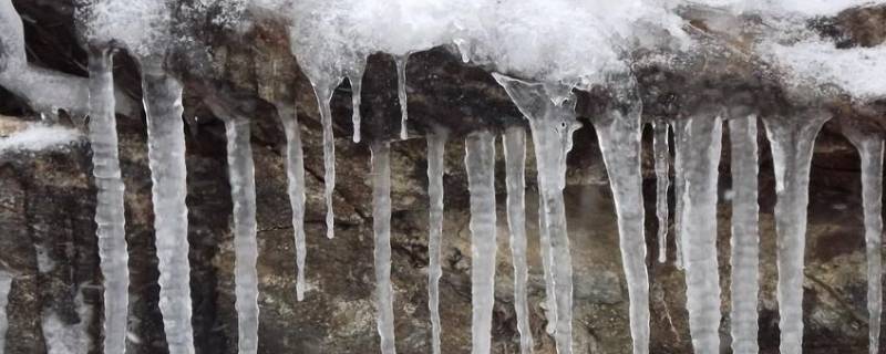 屋檐下的冰柱叫什么 冬天屋檐下的冰柱叫什么