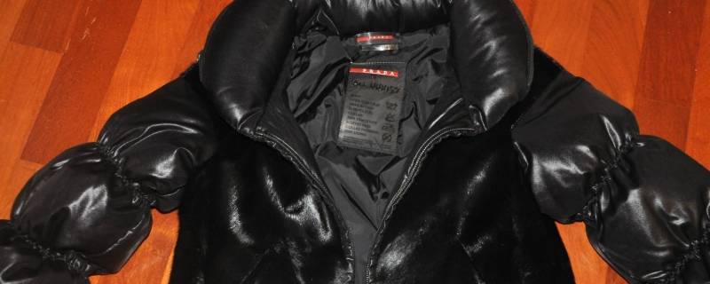 羽绒服染上颜色拿什么洗得掉（羽绒服染色了用什么能洗掉）