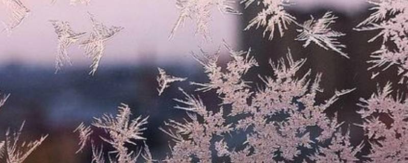 冬天窗户玻璃会冻裂吗（冬天窗户玻璃会冻裂吗）