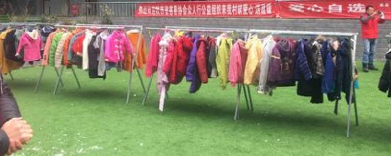 冬天晒衣服结冰怎么办（晒在外面的衣服结冰了怎么办）