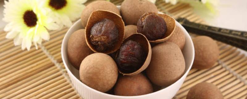 干桂圆里面白色是霉吗（干桂圆里面白色是霉吗还能吃吗）