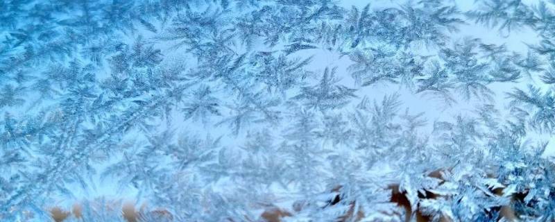 冬天的窗花是在里面还是外面 冬天里的窗花是怎么形成的