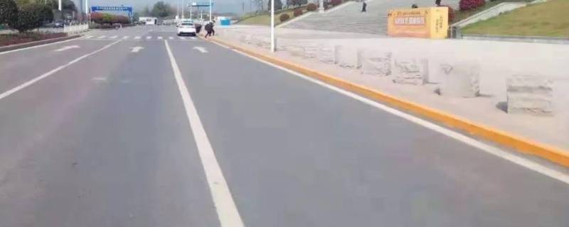 路缘石上的黄实线的含义是什么（路缘石上黄色的实线是什么意思）