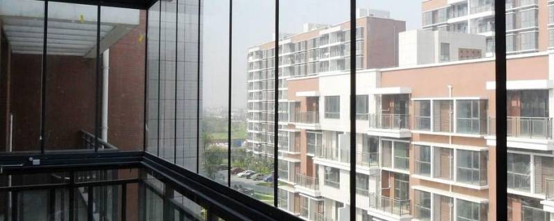 阳台玻璃夹层太脏了怎么办（阳台夹层玻璃怎么清洁）