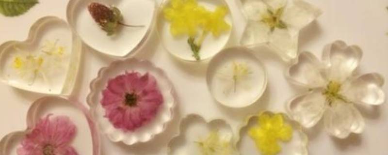 水晶滴胶如何快速凝固（水晶滴胶怎么速干）